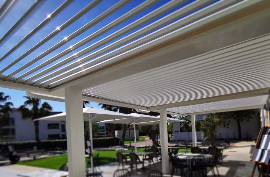 Pergola Parasol Abris piscine - golf saint cyprien, pergola BIOSSUN, parasols IASO, aménagement de terrasse extérieur professionnels restauration bar restaurant - Art et créations Perpignan