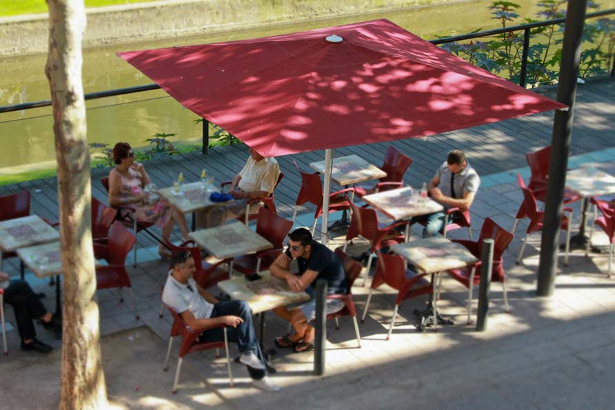 Pergola Parasol Abris piscine - Le petit Moka, quai vauban, parasols IASO, aménagement de terrasse extérieur professionnels restauration bar restaurant - Art et créations Perpignan