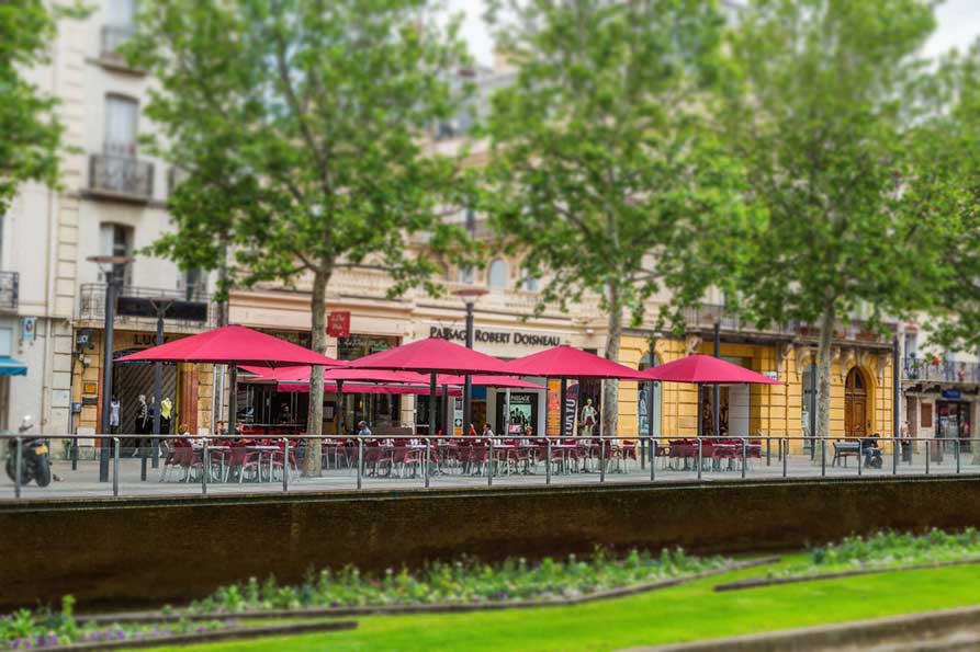 Pergola Parasol Abris piscine - Le petit Moka, quai vauban, parasols IASO, aménagement de terrasse extérieur professionnels restauration bar restaurant - Art et créations Perpignan